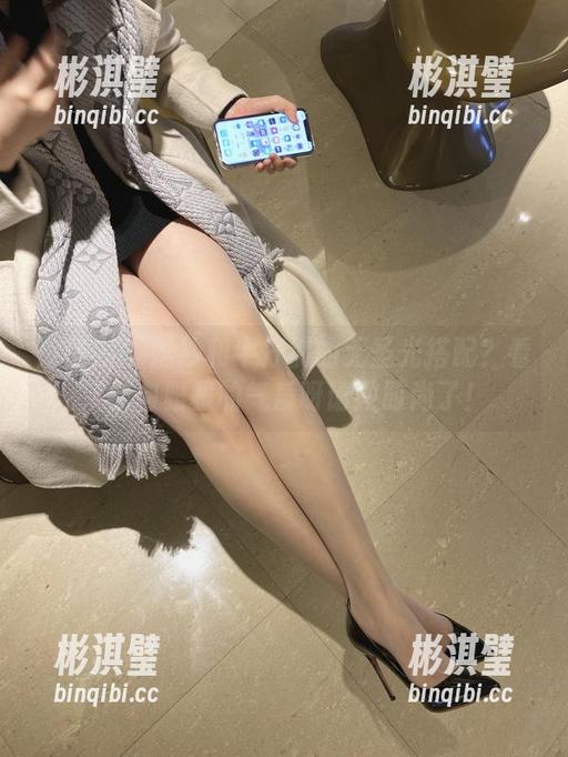 微密圈 - 婚纱和牛仔裤的无圣光搭配？看来要向雅雅的气质呀请教时尚了！