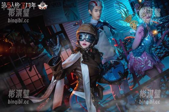 露儿大魔王 露儿大魔王在定制连衣裙上翻转,谁说只有模特能在写真里走T台?
