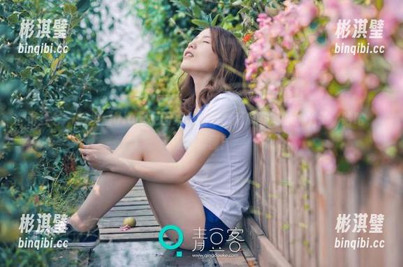 青豆客 - 绮里嘉Ula裸足图集：随意、南瓜和她的脚丫子，哈哈，懂得都懂！