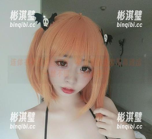 连体衣不仅仅是装扮，韶陌陌的全套写真透出一丝不羁，一丝未来…