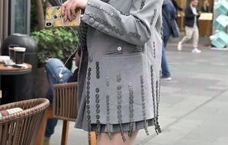 魔镜街拍 – 在家没事儿，翻翻婷婷的OL写真集，灰裙薄丝，完美搭配午后时光