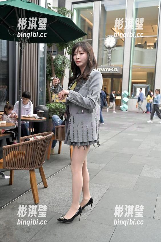 魔镜街拍 - 在家没事儿，翻翻婷婷的OL写真集，灰裙薄丝，完美搭配午后时光