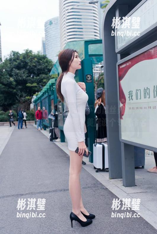 魔镜街拍-婷婷 魔镜街拍 - 白色吊带裙下的黑丝美腿,婷婷的图片资源让人想为美腿设个专属命名