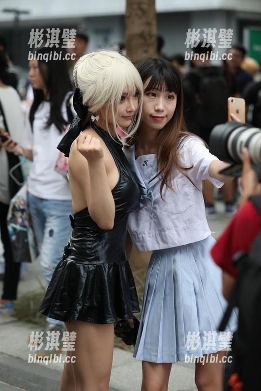 魔镜街拍 - 艾小青的超短裙肉丝，又传来更新，瞬间让人有点云里雾里但又停不下来