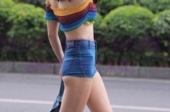 魔镜街拍独家：肉丝袜下的微胖美女，免费的照片等你来收！