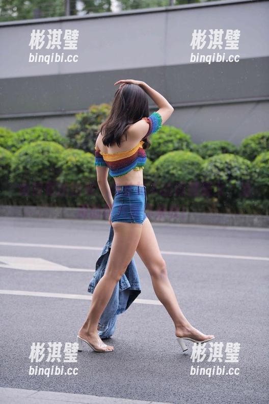 魔镜街拍独家：肉丝袜下的微胖美女，免费的照片等你来收！