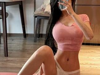 微密圈 – 前方高能预警：黎允熙的绿色漏背裙美图，准备好吸气了吗？